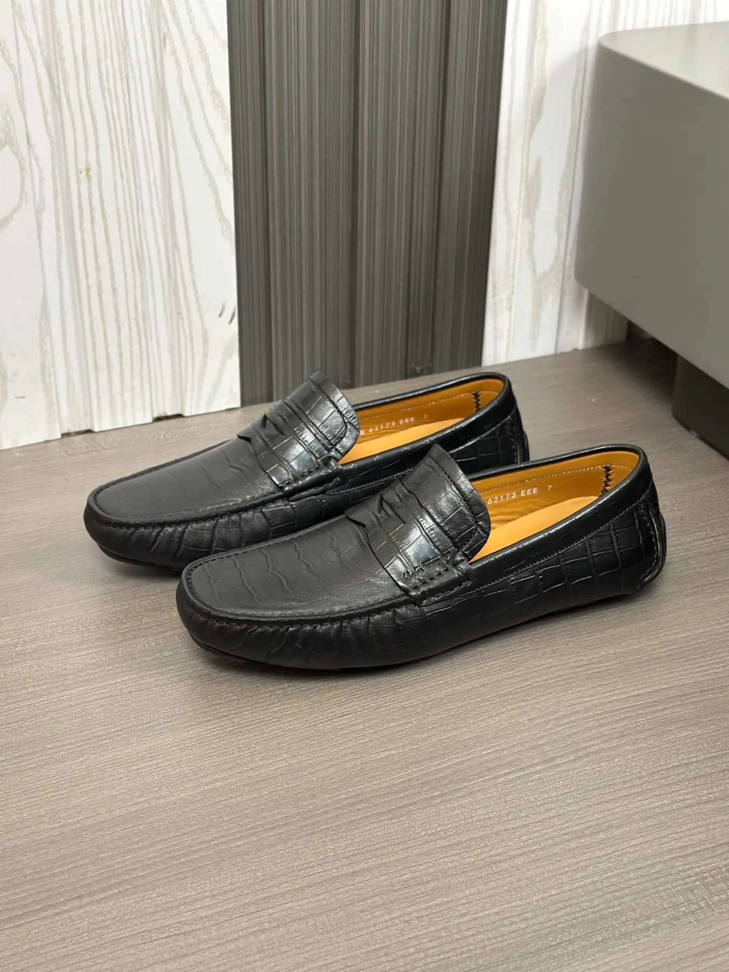 Batch 840, original order quality, new counter model, Ferragamo handmade men's driving shoes, bean shoes, slip-on shoes, lazy shoes, exquisite hand-stitching, workmanship details comparable to counters, original rubber outsole, imported cowhide from Italy, pressed water corrugated water-dyed cowhide lining, 39-44 large quantities in stock (38, 45 custom-made, non-refundable)